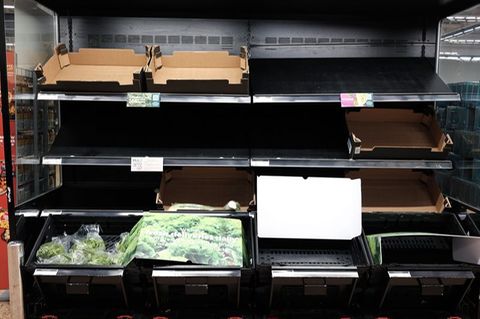 Leere Obst- und Gemüseregale in einem Supermarkt in Großbritannien