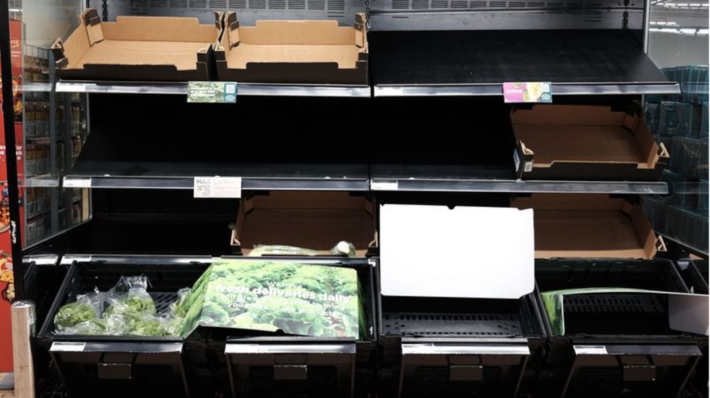 UK: Supermarket chains are rationing vegetables and fruit