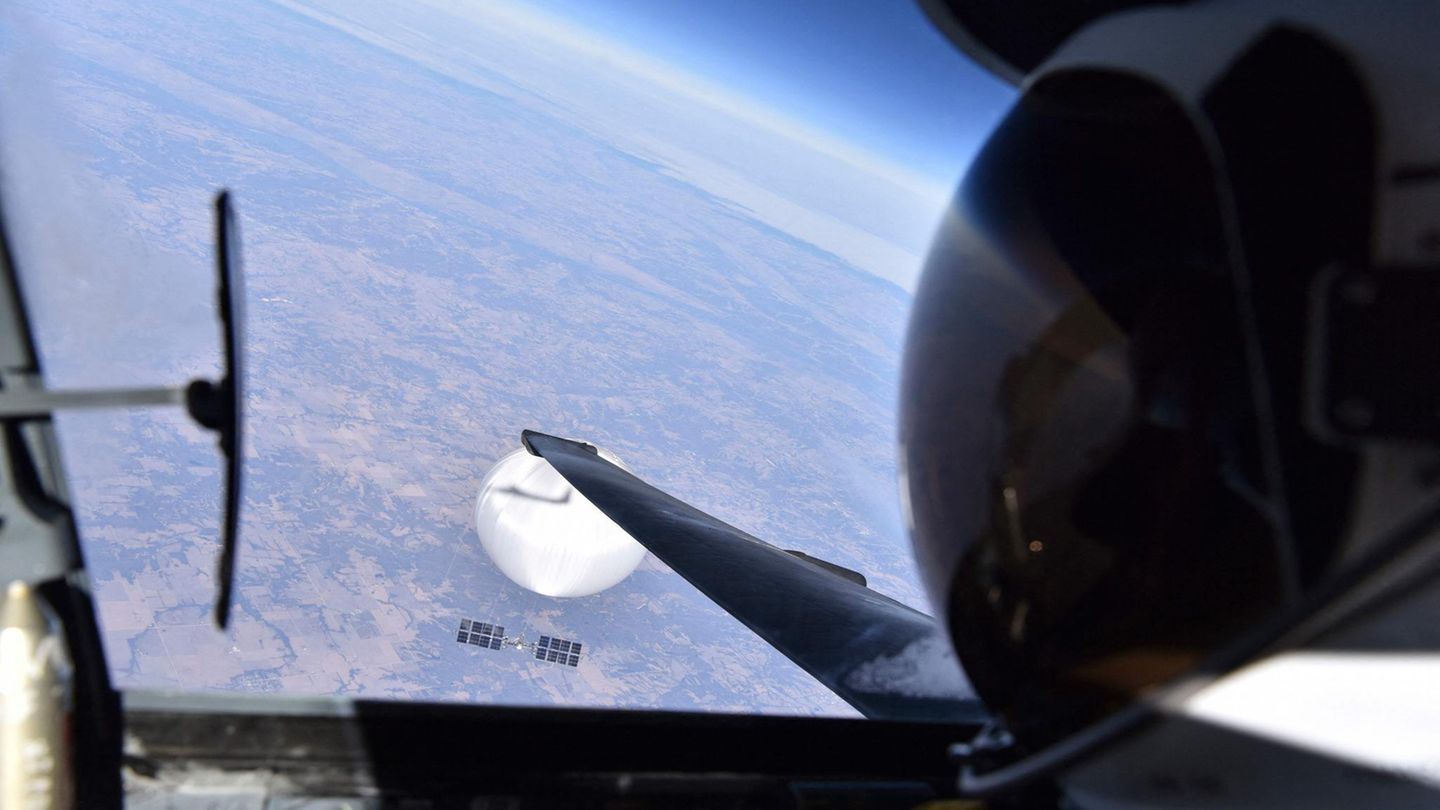 Ein weißer Ballon mit Solarpanelen darunter aus der Pilotenkanzel eines Flugzeuges über den USA