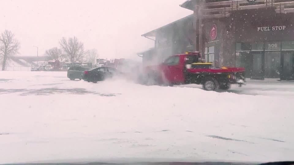 Video: USA: Schneesturm legt Verkehr in Teilen des Landes lahm