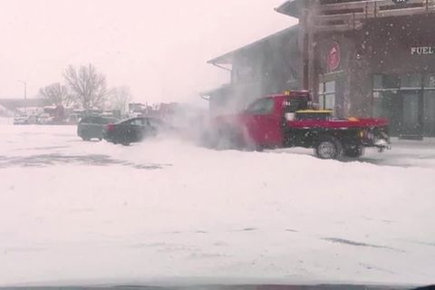 Video: USA: Schneesturm legt Verkehr in Teilen des Landes lahm