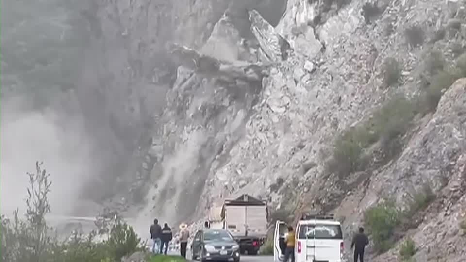 Video: Weg abgeschnitten: Erdrutsch in Peru macht Straße unpassierbar