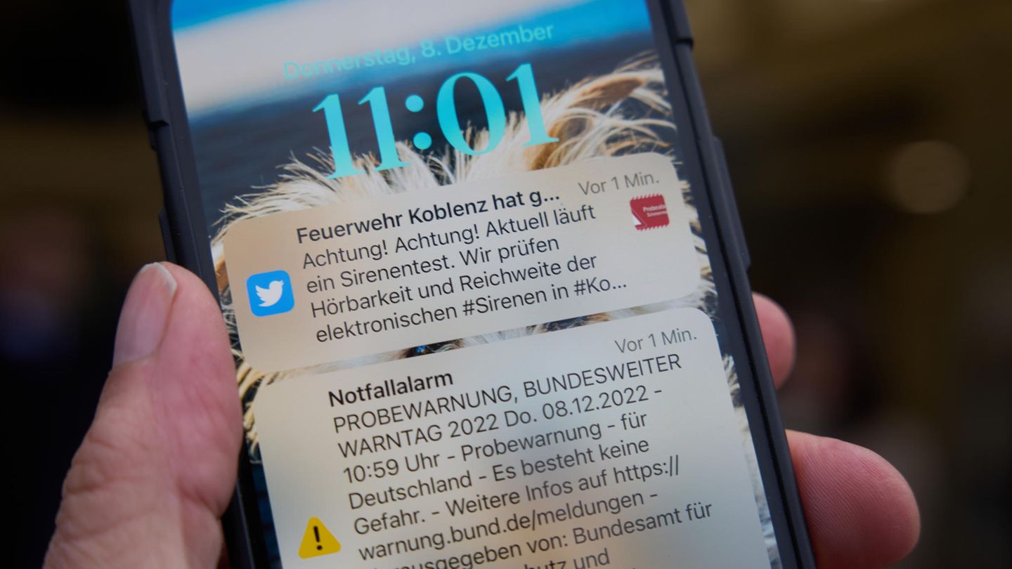 Ein Smartphone-Display zeigt einen Probelalarm via Cell Broadcast
