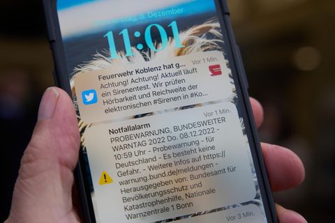 Ein Smartphone-Display zeigt einen Probelalarm via Cell Broadcast