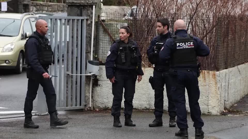 Video: Frankreich: Schüler ersticht Lehrerin Video: Frankreich: Schüler ersticht Lehrerin