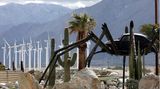 Palm Springs, USA. Die Berge von San Jacinto, der Wüstensand, Palmen, Windräder und ein Käfer mit Spinnenbeinen – sehr viel kalifornischer wird es heute nicht mehr.