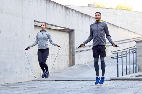 Fitnesstrend Seilspringen: Sportliches Paar beim Seilspringen