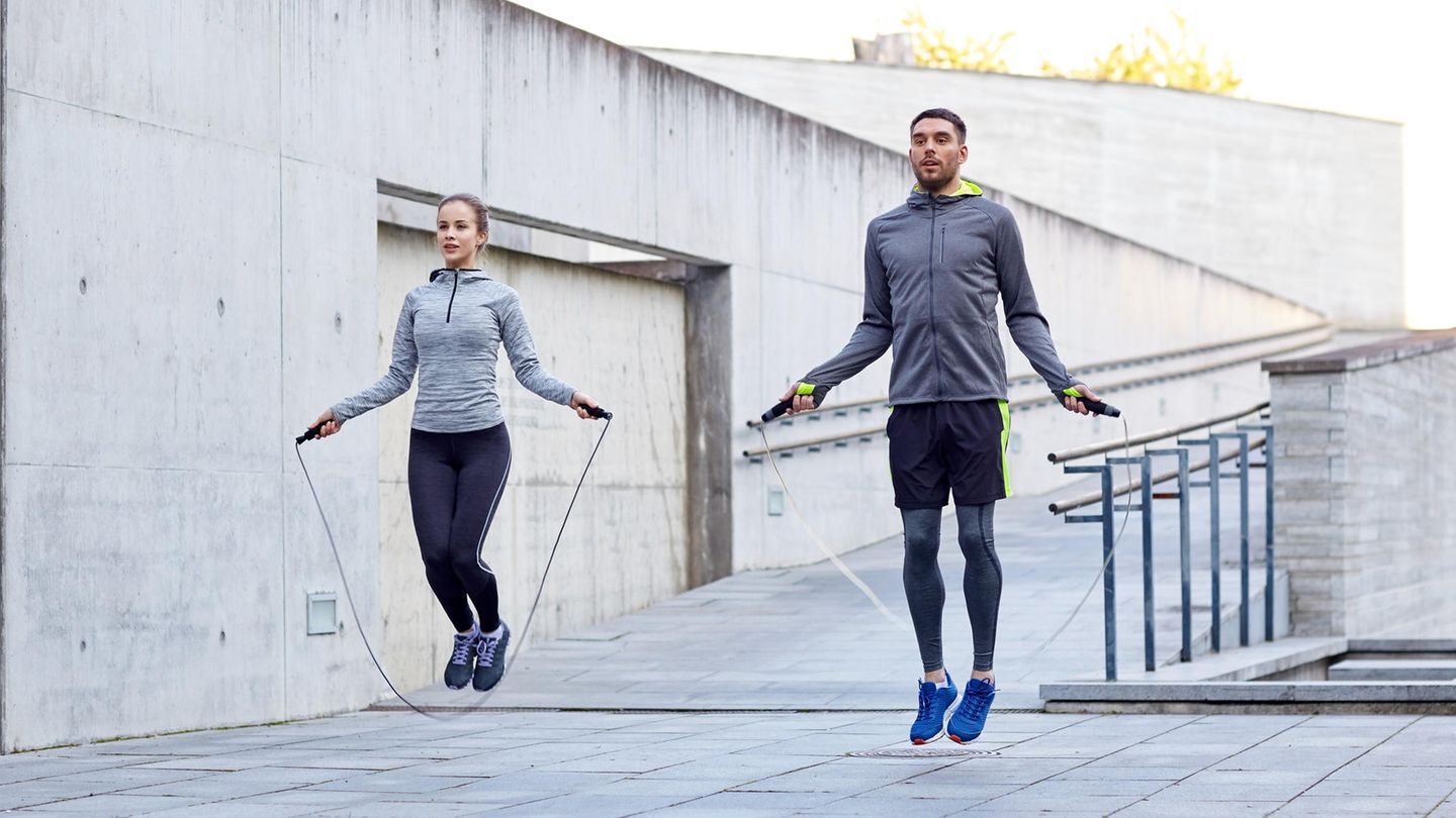 Fitnesstrend Seilspringen: Sportliches Paar beim Seilspringen