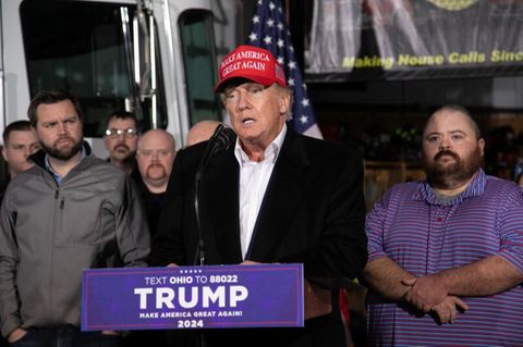 Donald Trump inszeniert sich bei seinem Auftritt in East Palestine, Ohio in Präsidentenmanier als Wohltäter