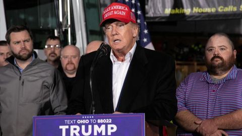 Donald Trump inszeniert sich bei seinem Auftritt in East Palestine, Ohio in Präsidentenmanier als Wohltäter