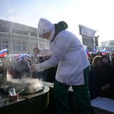 Feldküchen wie diese hätten für Verköstigung sorgen sollen. Doch die Würstchen und der Brei reichte nicht für alle. 