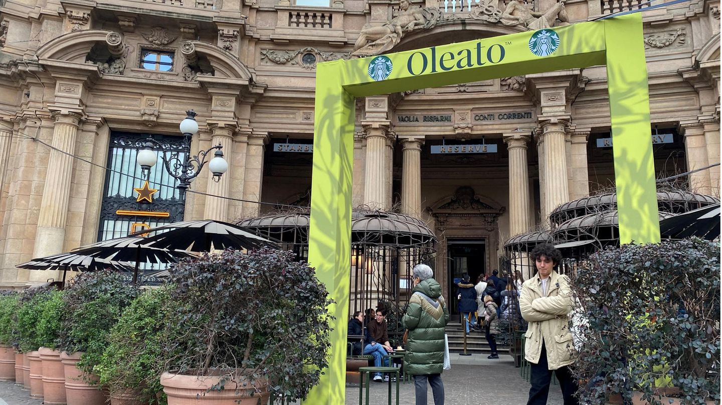 Vor einer Starbucks-Filiale in Mailand, Italien, steht ein grüner Bogen mit der Aufschrift "Oleato"