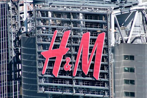 Das Logo von H&M an einem Hochhaus in New York City