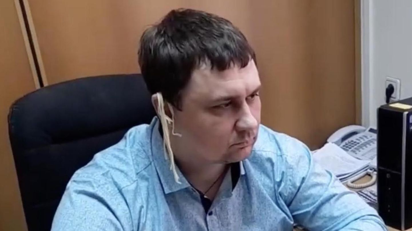 Kreativer Protest in Russland: Der Lokalpolitiker Michail Abdalkin mit Nudeln auf den Ohren an 