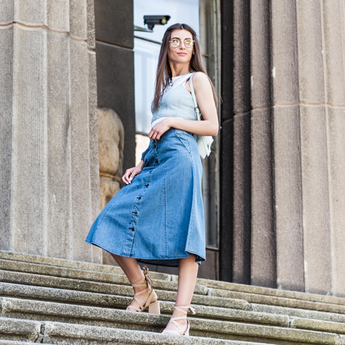 Eine Frau trägt einen Jeans Rock