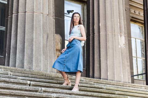 Eine Frau trägt einen Jeans Rock