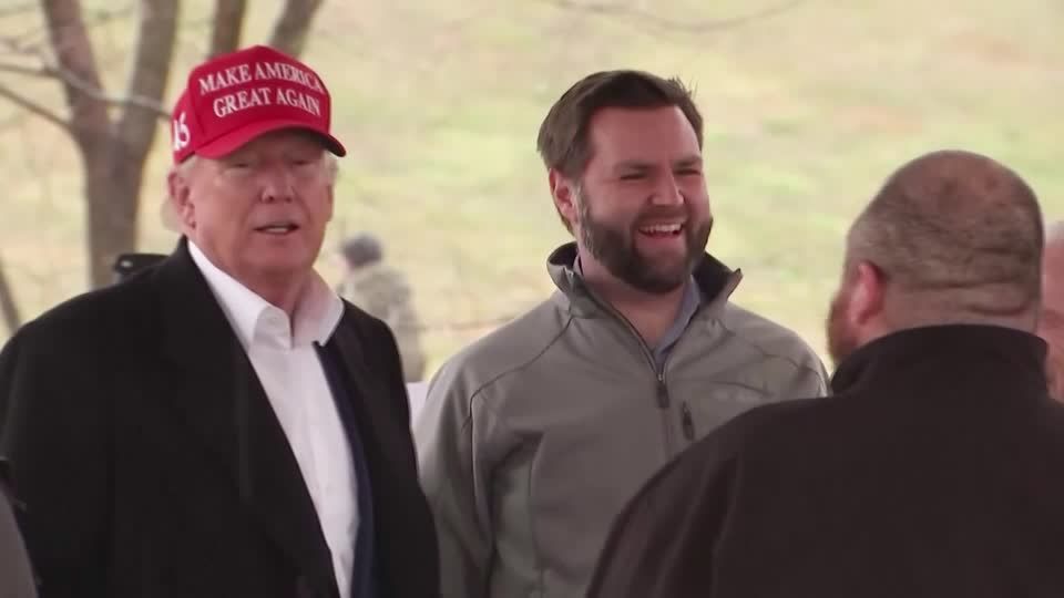 Video: Besuch in Ohio: am Ort des Zugunglücks stichelt Trump gegen Biden