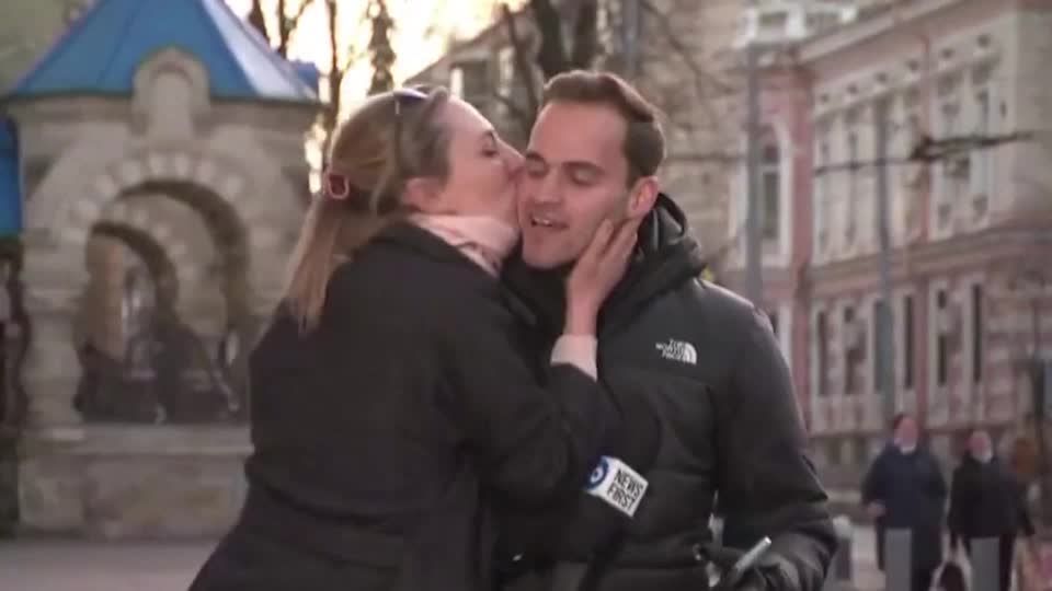 Video: Moldau: Unverhoffter Kuss für Reporter