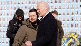 Zusammenstehen: Vier Tage vor dem Jahrestag der russischen Invasion besucht US-Präsident Joe Biden (r.) Wolodymyr Selenskyj in Kiew und sichert der Ukraine die "unerschütterliche" Unterstützung der USA zu.