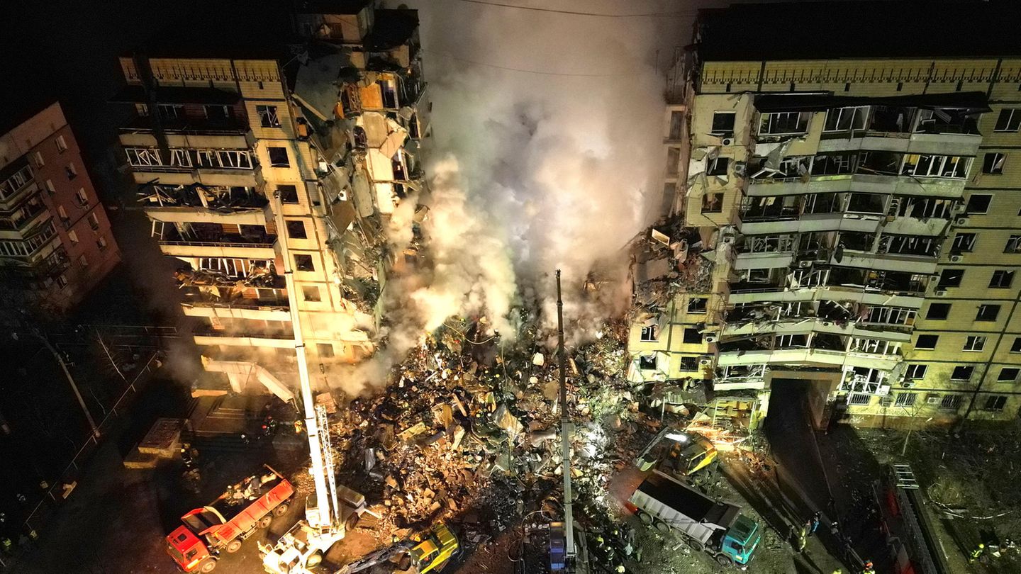 Kriegsverbrechen: Mitte Januar zerstört die russische Armee dieses bewohnte Hochhaus in Dnipro mit einer Rakete. Bei dem Angriff sterben mindestens 40 Menschen, etwa 80 werden verletzt.