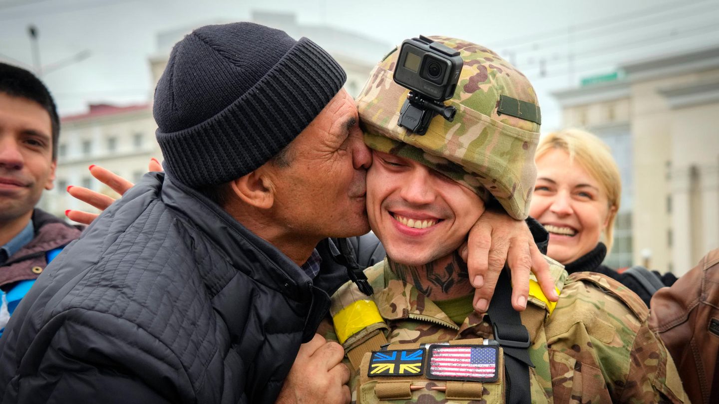 Invasion durch Russland: Liebevoller Empfang: Mit einem Küsschen begrüßt ein erleichterter Einwohner von Cherson im November einen ukrainischen Soldaten. Unter dem Druck der Kiewer Streitkräfte hatten sich die Kremltruppen kurz zuvor aus der Großstadt im Süden des Landes zurückgezogen. Die Vertreibung der Russen aus Cherson war ein Meilenstein in der ukrainischen Gegenwehr gegen die Invasoren. Liebevoller Empfang: Mit einem Küsschen begrüßt ein erleichterter Einwohner von Cherson im November einen ukrainischen Soldaten. Unter dem Druck der Kiewer Streitkräfte hatten sich die Kremltruppen kurz zuvor aus der Großstadt im Süden des Landes zurückgezogen. Die Vertreibung der Russen aus Cherson war ein Meilenstein in der ukrainischen Gegenwehr gegen die Invasoren.