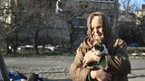 Mit vom Kummer verzehrten Gesicht steht Galyna mit ihrer Katze im Arm vor einem schwer beschädigten Haus in Lyman. Die 80-Jährige harrt dort ohne Strom, Wasser und Heizung aus. Die ukrainische Armee hatte die strategisch wichtige ostukrainische Stadt im Oktober nach wochenlangen Kämpfen von den russischen Besatzern zurückerobert.