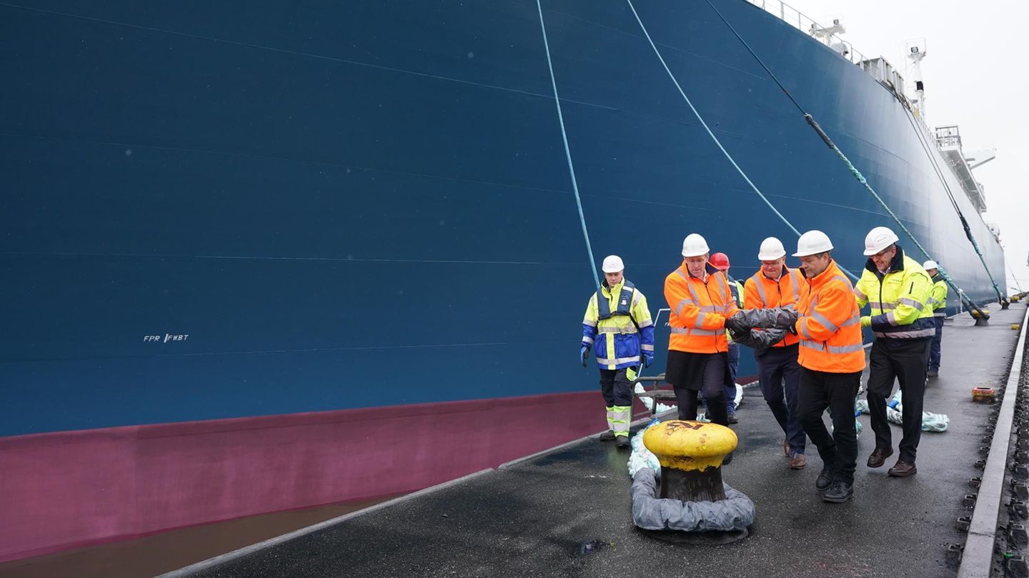 Energiepolitik: Politiker tragen eine Leine des schwimmenden LNG-Terminals zu einem Poller