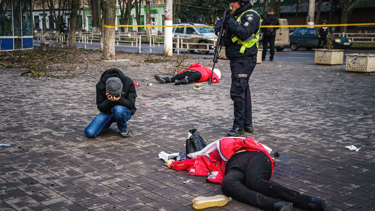 Aus dem Leben gerissen: Völlig verzweifelt kniet ein Mann neben einer Frau, die mitten in Cherson durch russischen Beschuss getötet wurde. Bei dem Angriff am 24. Dezember starben nach ukrainischen Angaben mindestens zehn Menschen, mehr als 50 wurden verletzt. Auch nach ihrem Abzug aus der Stadt greift die russische Armee Cherson weiter aus dem umliegenden Gebiet mit Raketen an.