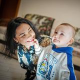 Ein ganzes Leben im Krieg: Ljusja Gbur spielt in ihrer Wohnung in Kiew mit ihrem Sohn Eduard. Der Junge ist ein Symbol dafür, wie lange der Überfall Russlands auf die Ukraine schon dauert: Er wurde am 24. Februrar 2022 geboren.