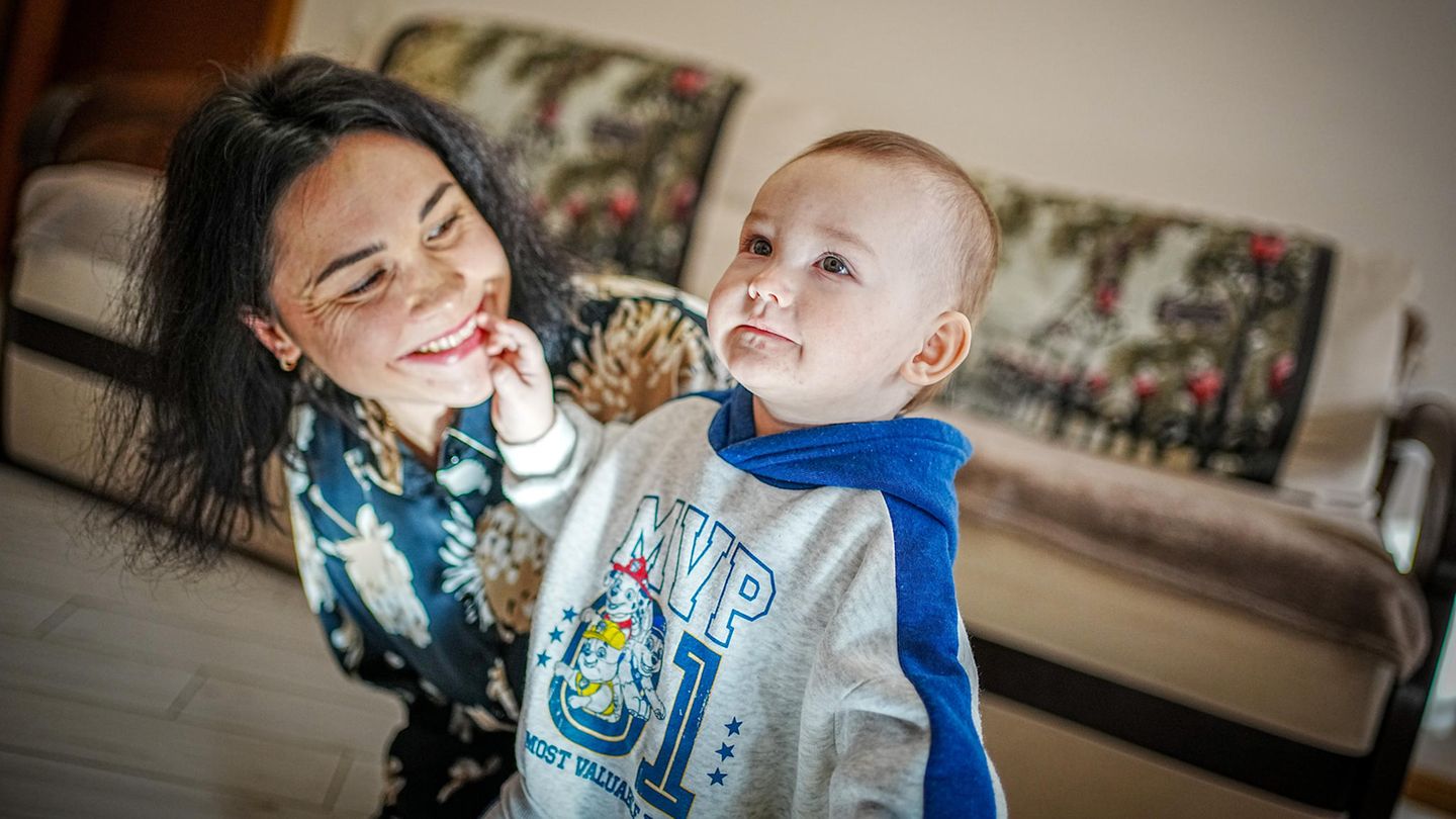 Ein ganzes Leben im Krieg: Ljusja Gbur spielt in ihrer Wohnung in Kiew mit ihrem Sohn Eduard. Der Junge ist ein Symbol dafür, wie lange der Überfall Russlands auf die Ukraine schon dauert: Er wurde am 24. Februrar 2022 geboren.