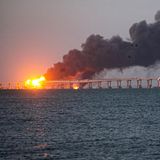 Flammen und Rauch steigen von der Krim-Brücke auf, der einzigen festen Verbindung für Autos und Eisenbahnen zwischen Russland und der von Moskau annektierten Halbinsel. Eine Explosion zerstört am 8. Oktober 2022 Teile der 19 Kilometer langen Brücke über die Straße von Kertsch. Der Kreml spricht von einem Terroranschlag durch die Ukraine, Kiew bestreitet dies. Inzwischen ist die Brücke wieder befahrbar. Was die Explosion auf der Krim-Brücke für das politische Moskau aber bedeutet, lesen Sie hier.