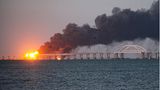 Flammen und Rauch steigen von der Krim-Brücke auf, der einzigen festen Verbindung für Autos und Eisenbahnen zwischen Russland und der von Moskau annektierten Halbinsel. Eine Explosion zerstört am 8. Oktober 2022 Teile der 19 Kilometer langen Brücke über die Straße von Kertsch. Der Kreml spricht von einem Terroranschlag durch die Ukraine, Kiew bestreitet dies. Inzwischen ist die Brücke wieder befahrbar. Was die Explosion auf der Krim-Brücke für das politische Moskau aber bedeutet, lesen Sie hier.