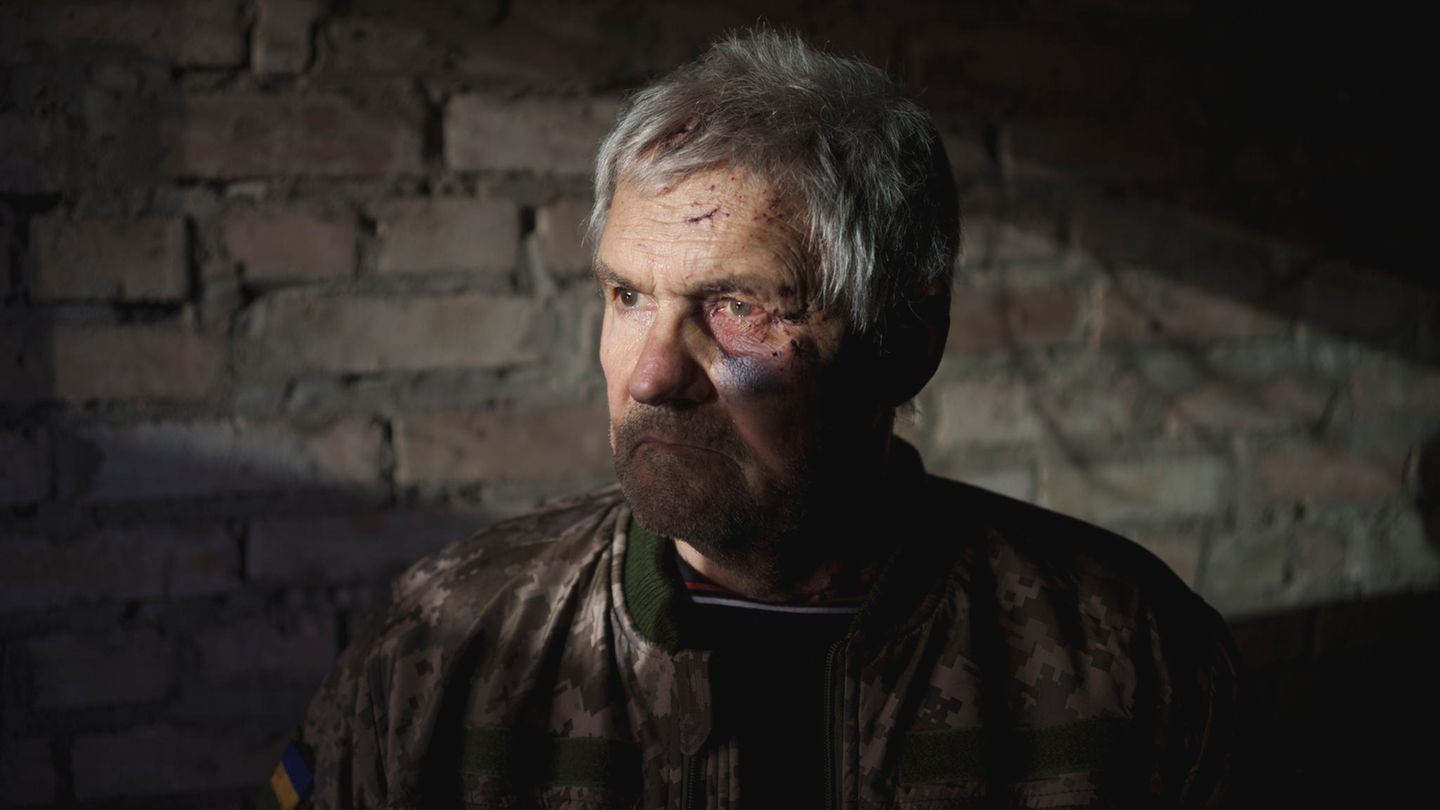 Schwer gezeichnet: Anatolii Kaharlytskyi steht in seinem Haus in Kiew, das nach russischem Beschuss an Silvester schwer beschädigt ist. Der 73 wurde bei dem Angriff verletzt – seine Tochter Iryna starb.