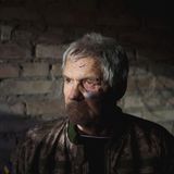 Schwer gezeichnet: Anatolii Kaharlytskyi steht in seinem Haus in Kiew, das nach russischem Beschuss an Silvester schwer beschädigt ist. Der 73 wurde bei dem Angriff verletzt – seine Tochter Iryna starb.