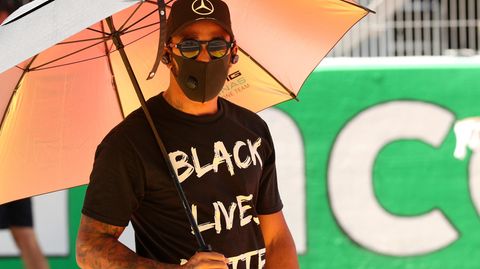 Der siebenfache Weltmeister Lewis Hamilton unterstützt seit 2020 die Black-Lives-Matter-Bewegung.