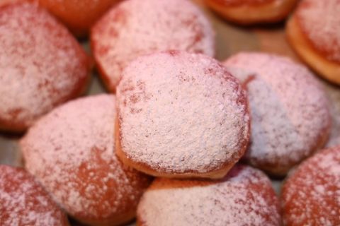 Krapfen in einer Bäckerei. In Bayern experimentiert ein Bäcker nun mit Insekten als Zutat.