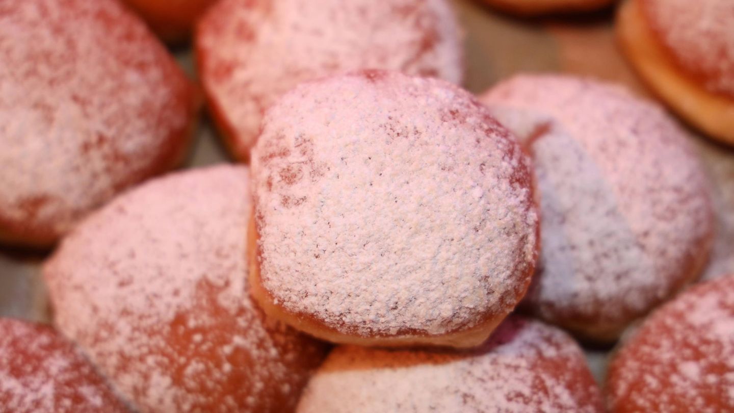 Krapfen in einer Bäckerei. In Bayern experimentiert ein Bäcker nun mit Insekten als Zutat.