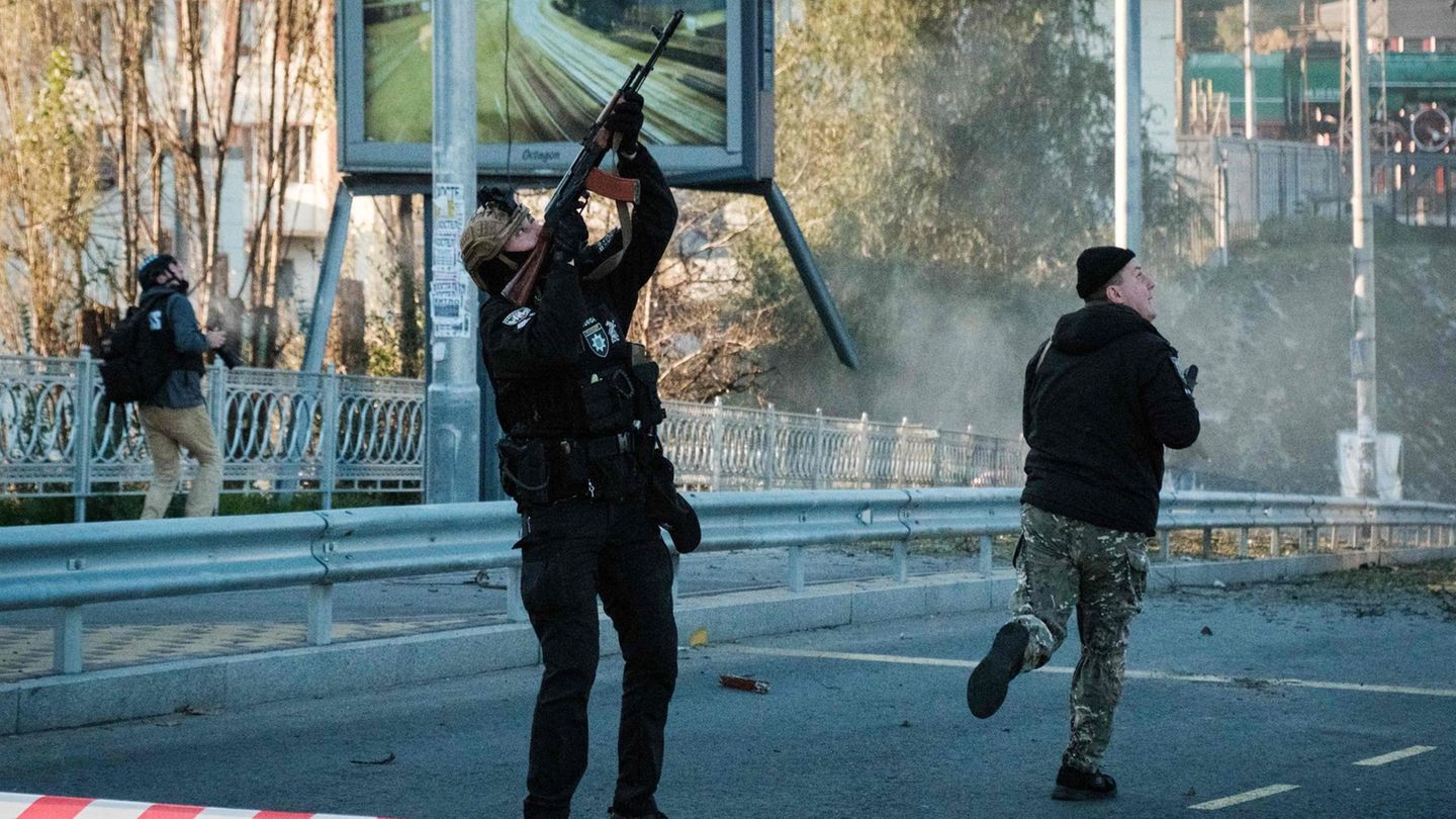 Der Tod kommt aus der Luft: Ein Polizist schießt nach Angriffen auf Kiew auf eine über ihm fliegende Drohne