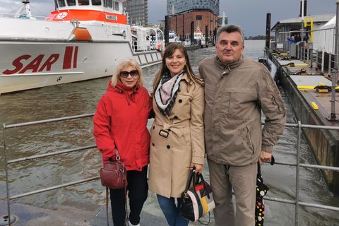 Ewgenia steht mit ihren Eltern am Hambuger Hafen