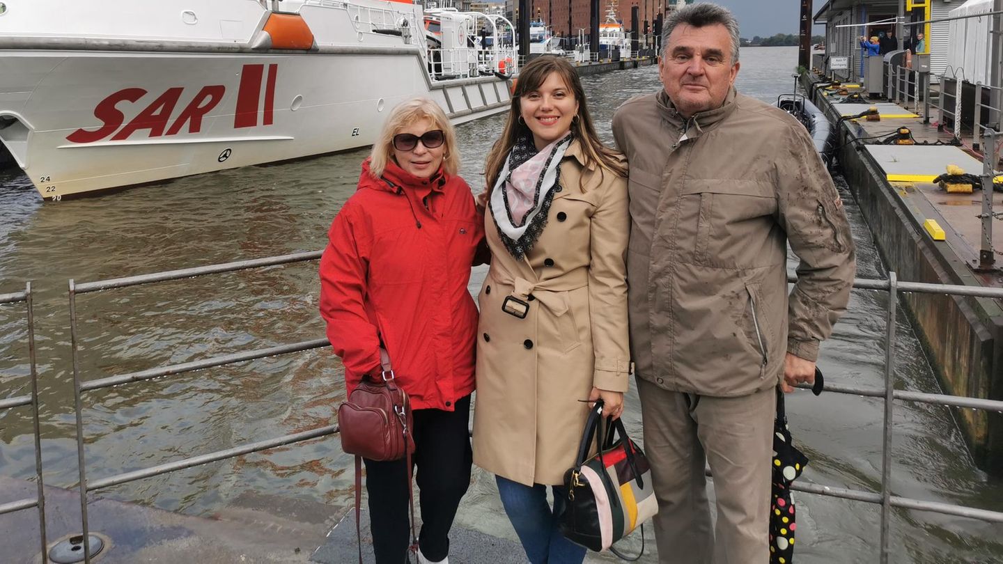 Ewgenia steht mit ihren Eltern am Hambuger Hafen