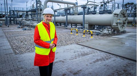 Mecklenburg-Vorpommerns Ministerpräsidentin Manuela Schwesig im Oktober 2020 an der Nord-Stream-2-Anlandestation im Lubmin