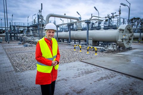 Mecklenburg-Vorpommerns Ministerpräsidentin Manuela Schwesig im Oktober 2020 an der Nord-Stream-2-Anlandestation im Lubmin
