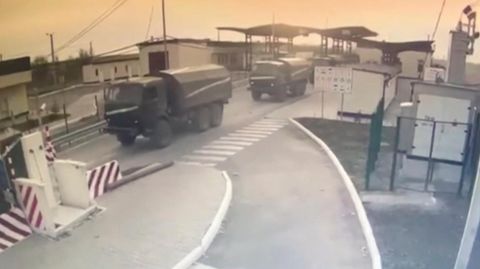 Die Aufnahme einer Überwachungskamera des Grenzschutzes der Ukraine zeigt russische Militärfahrzeuge beim Überqueren der Grenze