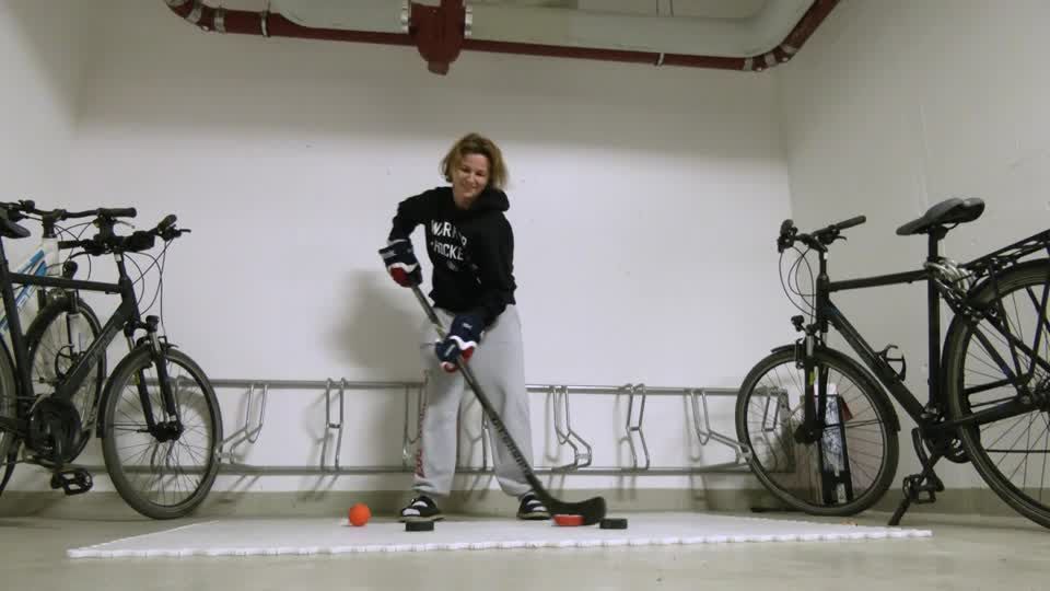 Video: Eishockey-Spielerinnen der Charkiw Panthers leben seit fast einem Jahr in einem Münchner Büro