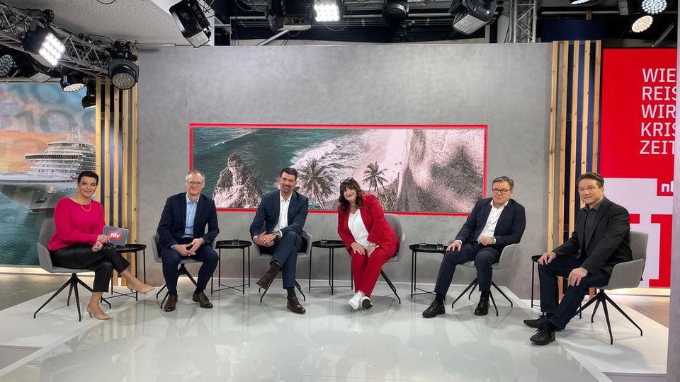 RTL-Reisegipfel: Die RTL-Talkrunde: Moderatorin Isabelle Körner, TUI-Chef Stefan Baumert, Eurowings-CEO Kai Duve, Marija Linnhoff, Vorsitzende des Reisebüroverbandes VUSR, Christian Hein, Geschäftsführer von MSC Cruises Deutschland und RTL-Reiseexperte Ralf Benkö (von links). Die RTL-Talkrunde: Moderatorin Isabelle Körner, TUI-Chef Stefan Baumert, Eurowings-CEO Kai Duve, Marija Linnhoff, Vorsitzende des Reisebüroverbandes VUSR, Christian Hein, Geschäftsführer von MSC Cruises Deutschland und RTL-Reiseexperte Ralf Benkö (von links).