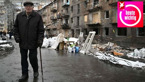 Ein Jahr Krieg gegen die Ukraine: Mann in einem zerstörten Straßenzug in einem Kiewer Vorort