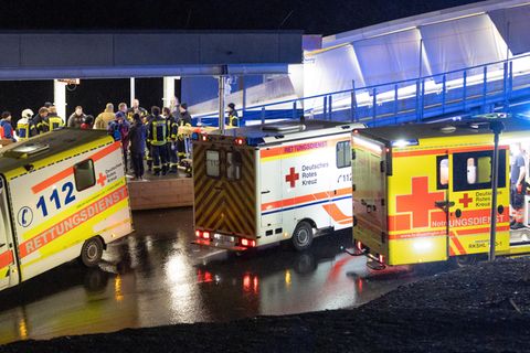 Rettungswagen und Helfer stehen am Ausgang der Bobbahn in Oberhof