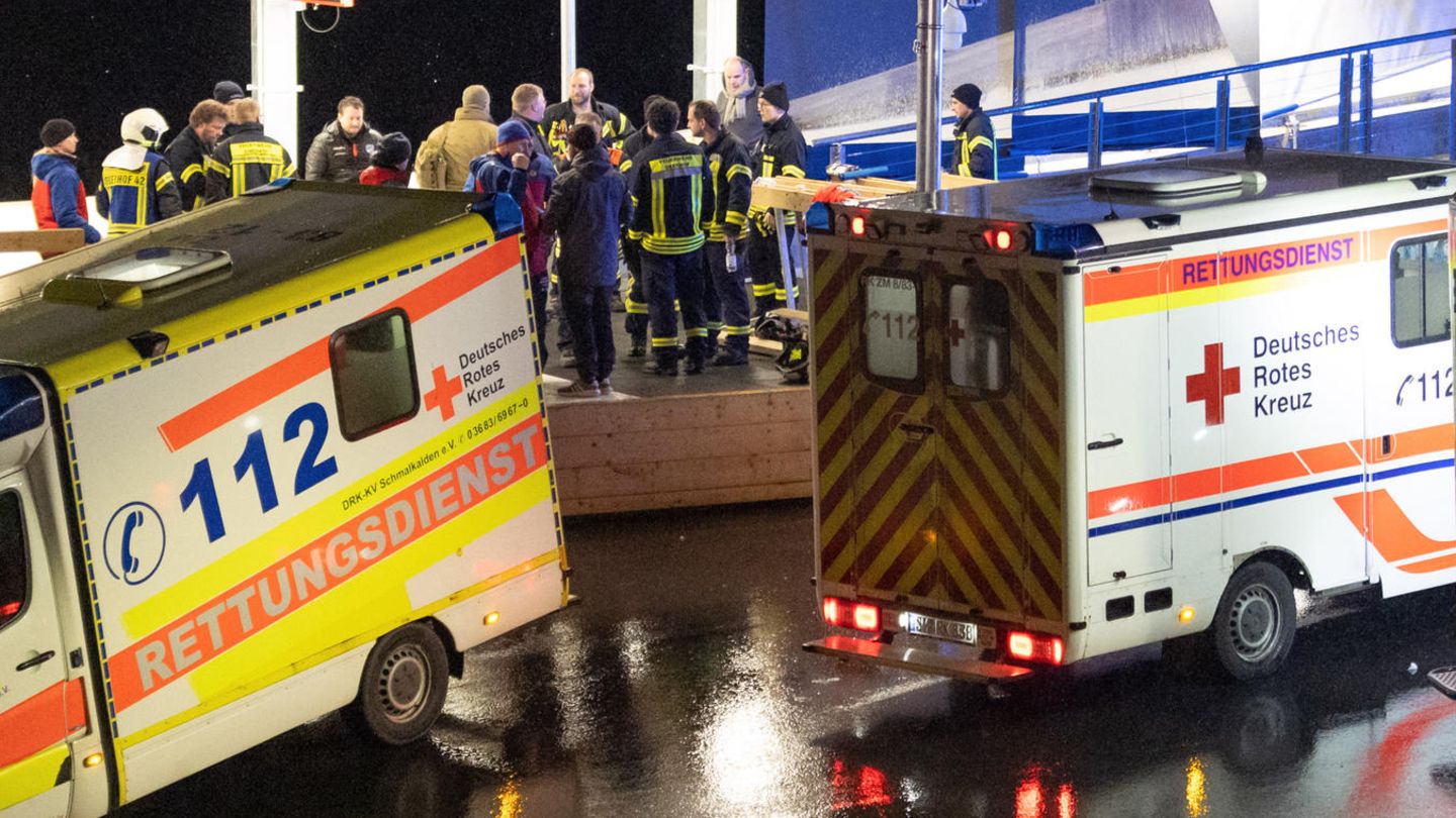 Rettungswagen und Helfer stehen am Ausgang der Bobbahn in Oberhof