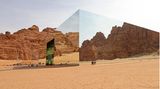 Al Atheeb, Saudi-Arabien ... sag uns, wer dich in der Wüste fand. Die Maraya-Konzerthalle ist das größte vollverspiegelte Gebäude der Welt. Zurzeit findet dort eine Andy-Warhol-Ausstellung statt, es ist die erste ihrer Art in dem Land.