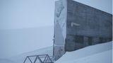 Longyearbyen, Norwegen. Das ist kein Rebellen-Stützpunkt aus einen Star-Wars-Film, das ist der Eingang zum globalen Saatguttresor auf Spitzbergen. Die Anlage, in der Saatgutproben von Tausenden Nutzpflanzen gesichert sind, feiert sein 15. Bestehen.